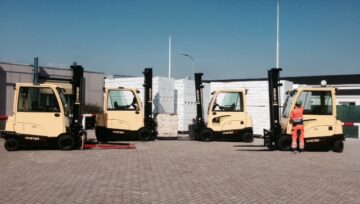 4 WÓZKI WIDŁOWE HYSTER® Z NOWYM SYSTEMEM BOCZNEJ WYMIANY BATERII DLA VBI WEURT